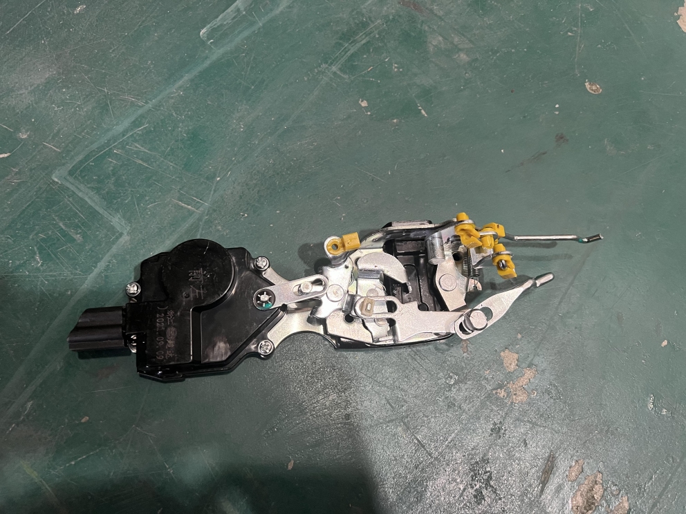 Корпус замка левой передней двери (центральный орган управления) NLM1-61051010C