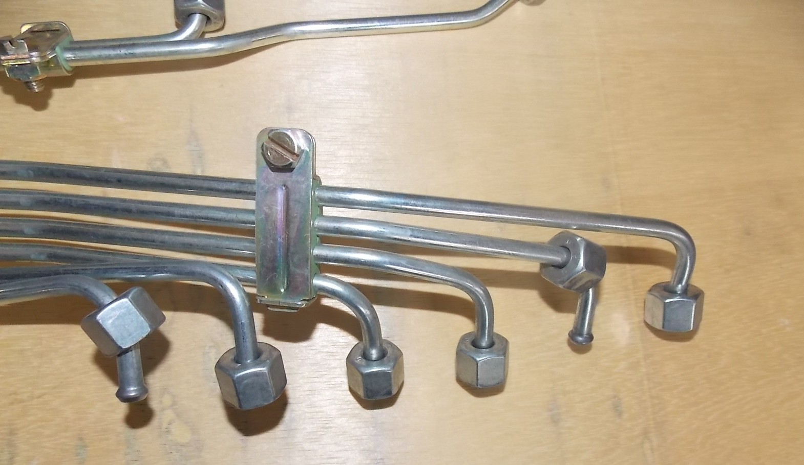 High pressure oil pipe