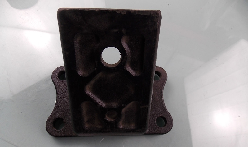 Кронштейн передней подвески верхний правый