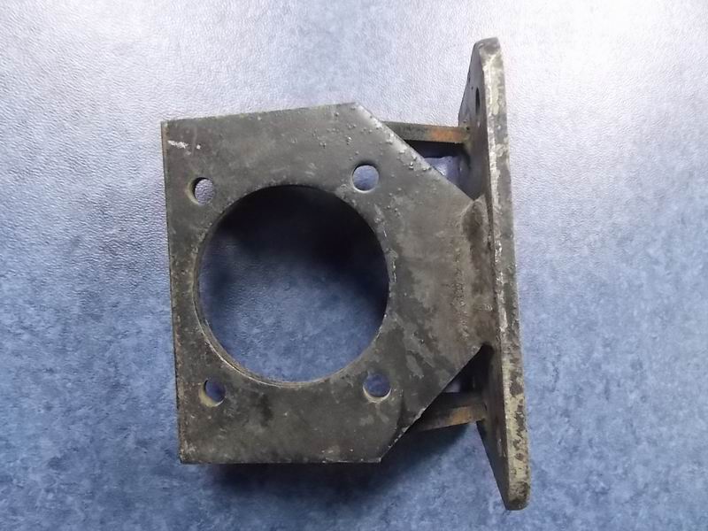 D Нижний правый кронштейн передней подвески-1