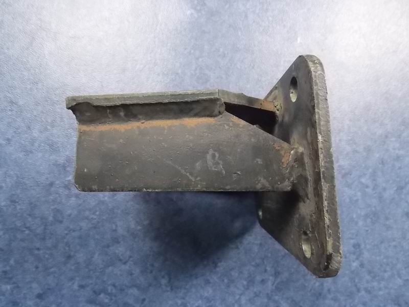 D Нижний правый кронштейн передней подвески-3