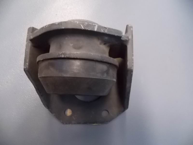 Front lower bracket of the engine - left (including soft padding)