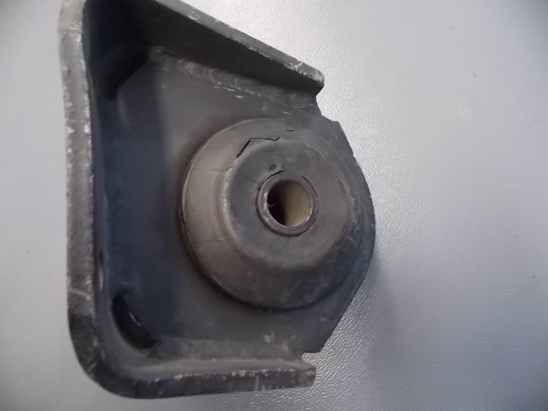 Front lower bracket of the engine - left (including soft padding)-1