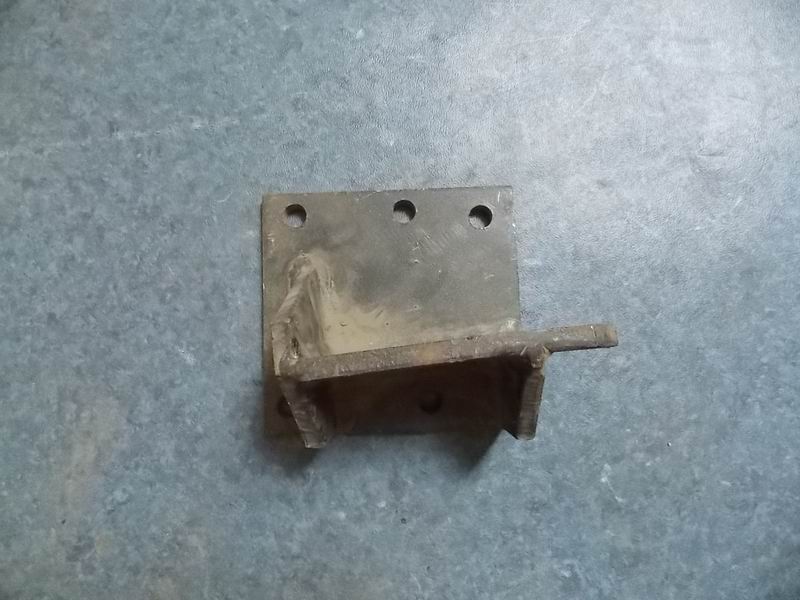 D Lower bracket on front suspension of engine (right) (process 20)