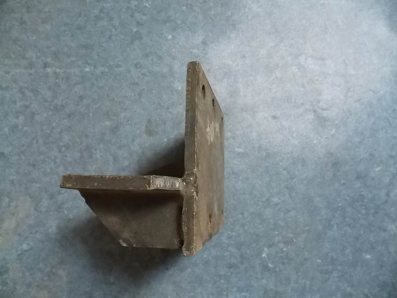 D Lower bracket on front suspension of engine (right) (process 20)-1