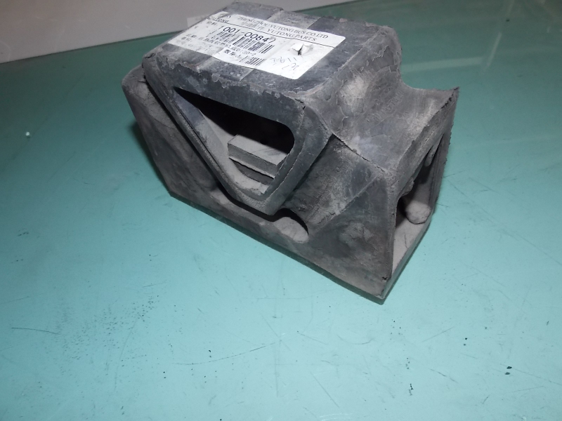 Left bracket--rear engine suspension