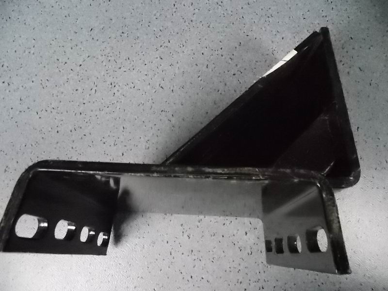 D Front suspension lower left bracket (20)