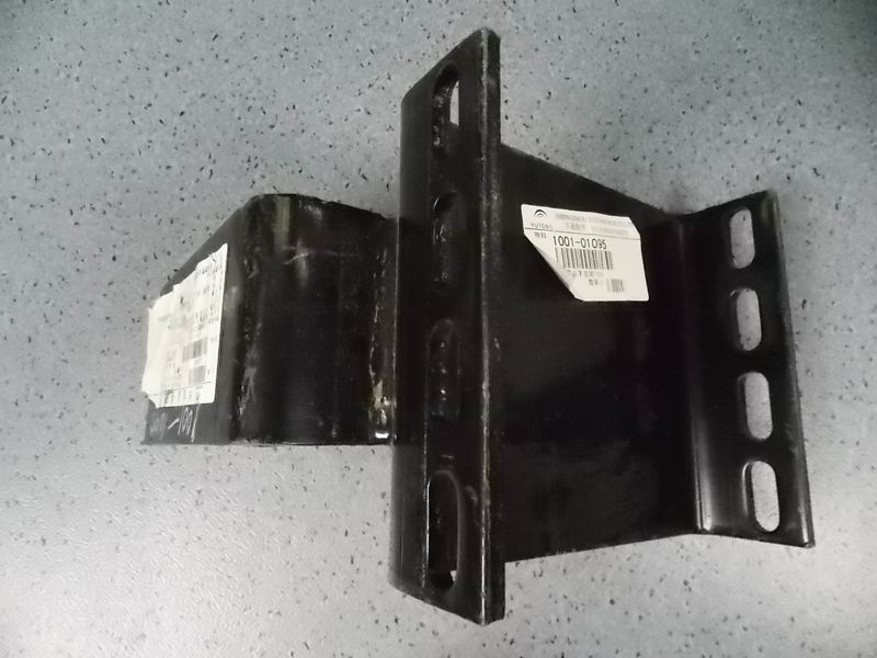 D Front suspension lower right bracket (20)