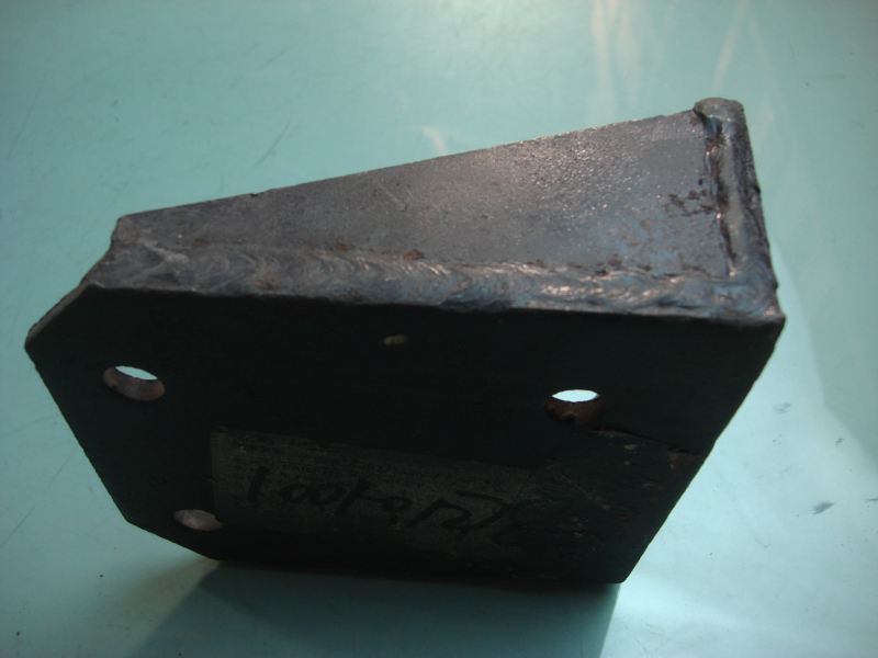 Кронштейн задней подвески верхний правый-1