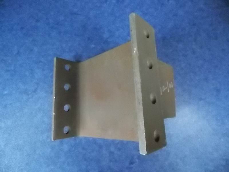 D Front suspension lower right bracket (20); without paint-3