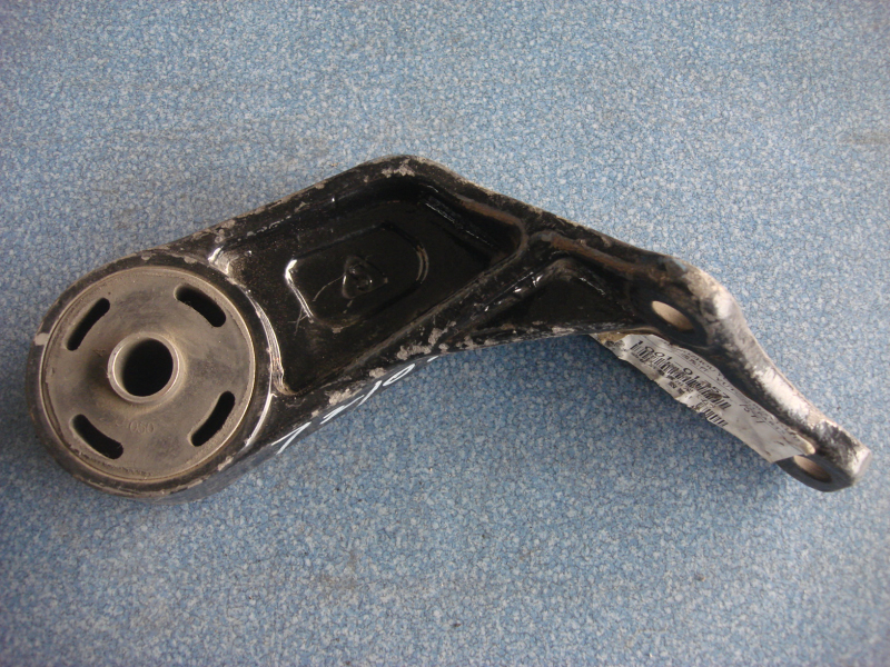Rear suspension hanger of the engine (right)