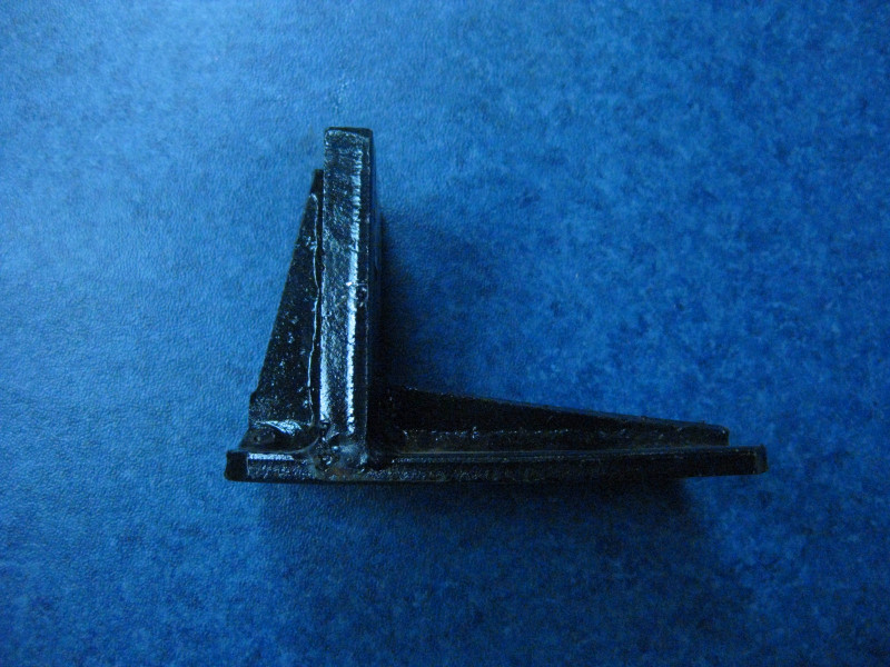 Верхний кронштейн передней подвески двигателя (справа)-1