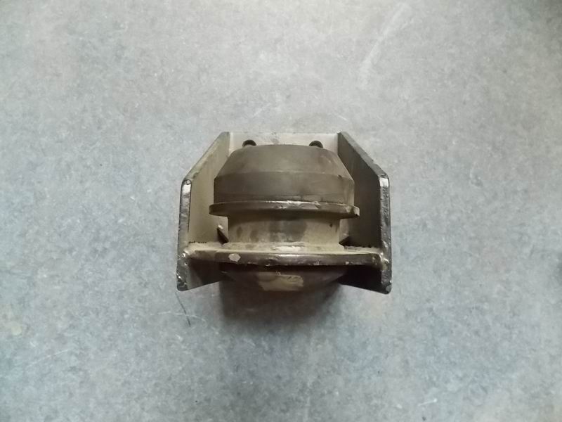 Right-hand pad of rear engine