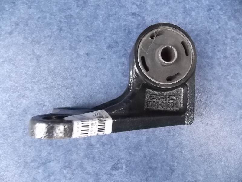Rear suspension hanger (right)-1