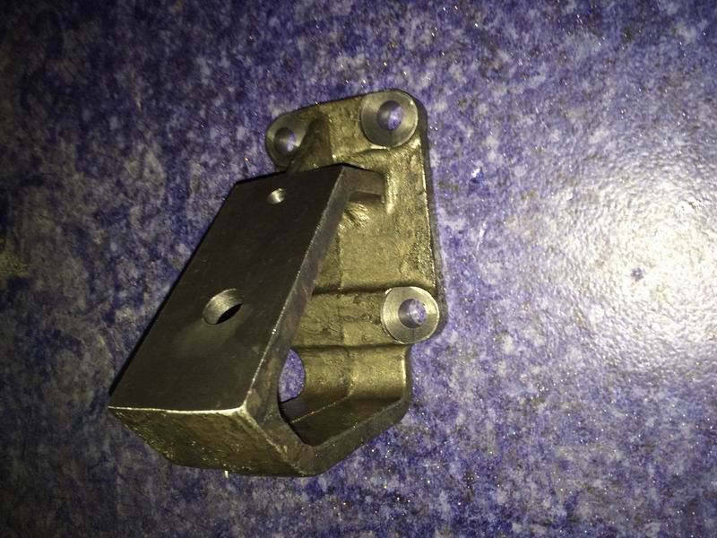 Front upper left bracket on engine suspension