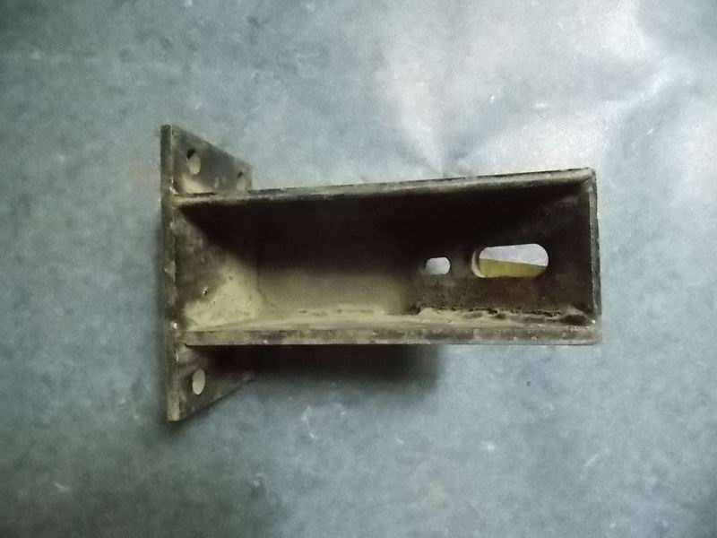 Верхний кронштейн передней подвески (левый)