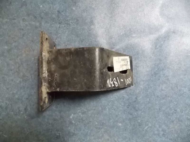 Верхний кронштейн передней подвески (левый)-1