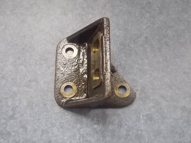 Левый кронштейн задней подвески; удалить то же самое, что и 1001-03828