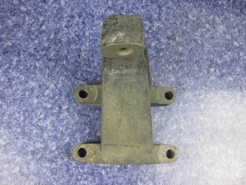 Передняя стойка двигателя - правая