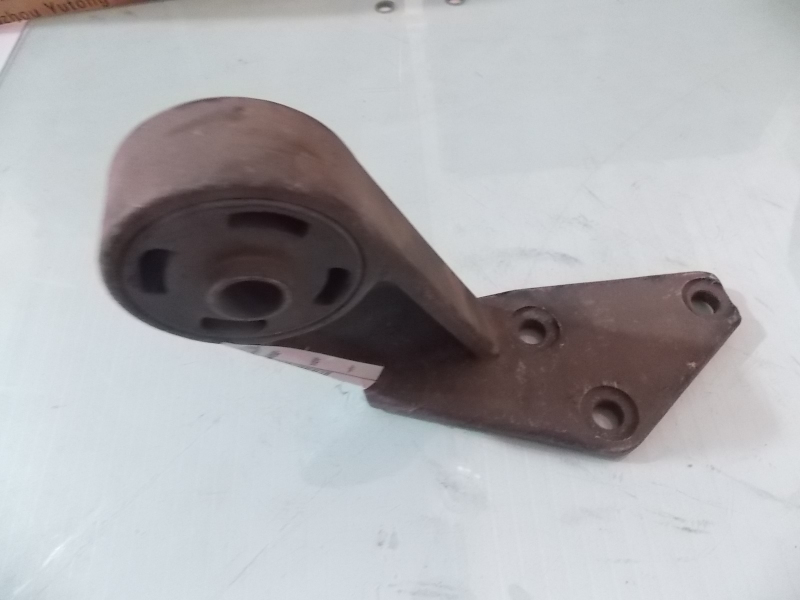 Left bracket for rear suspension of engine