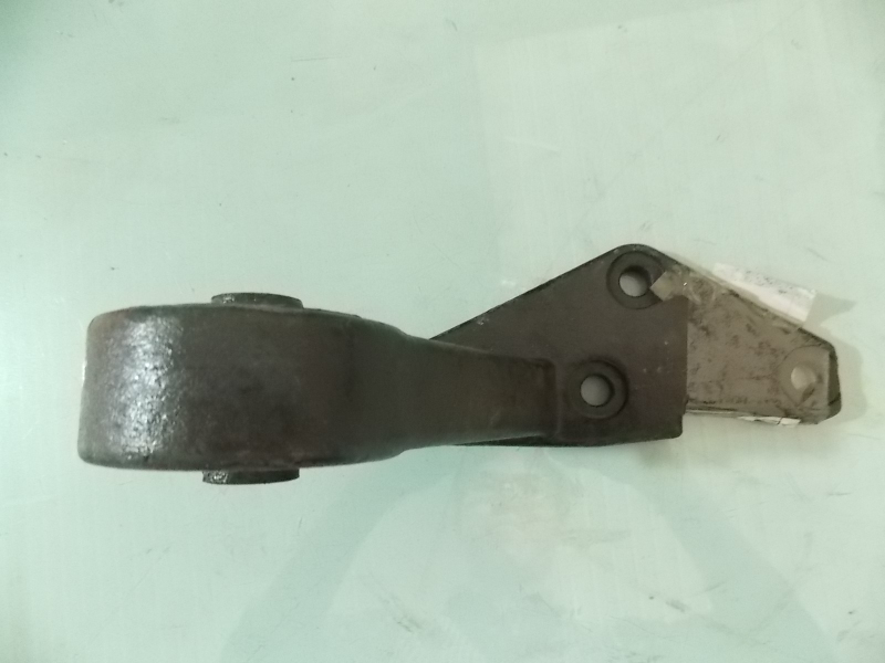 Правый кронштейн задней подвески двигателя