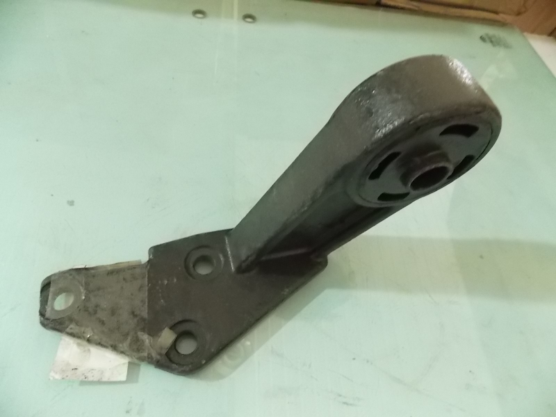 Правый кронштейн задней подвески двигателя-2