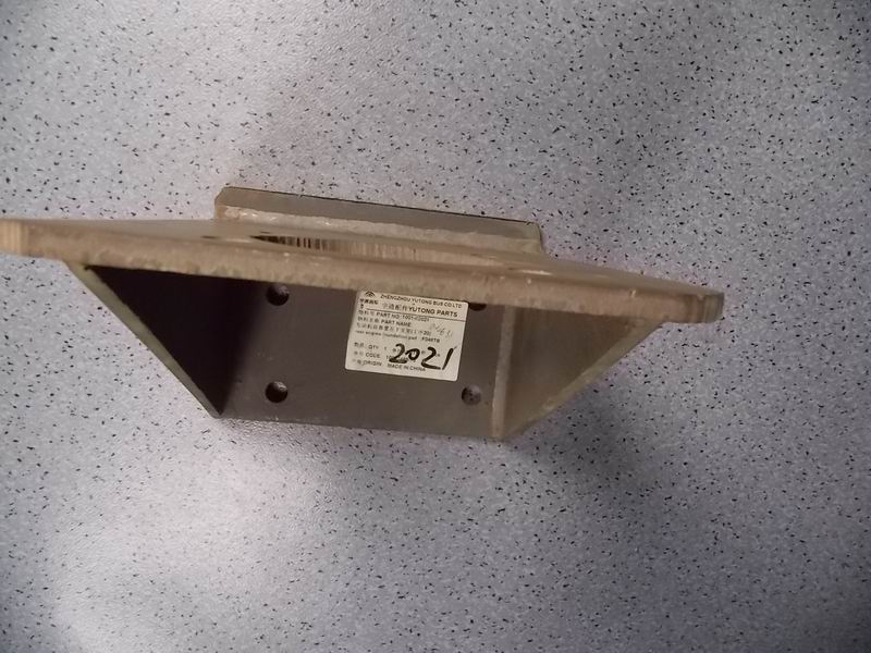 D Lower left bracket is placed in front of the engine (process 20)