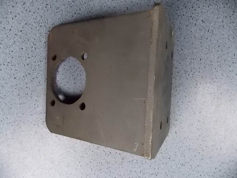 D Lower left bracket is placed in front of the engine (process 20)-2