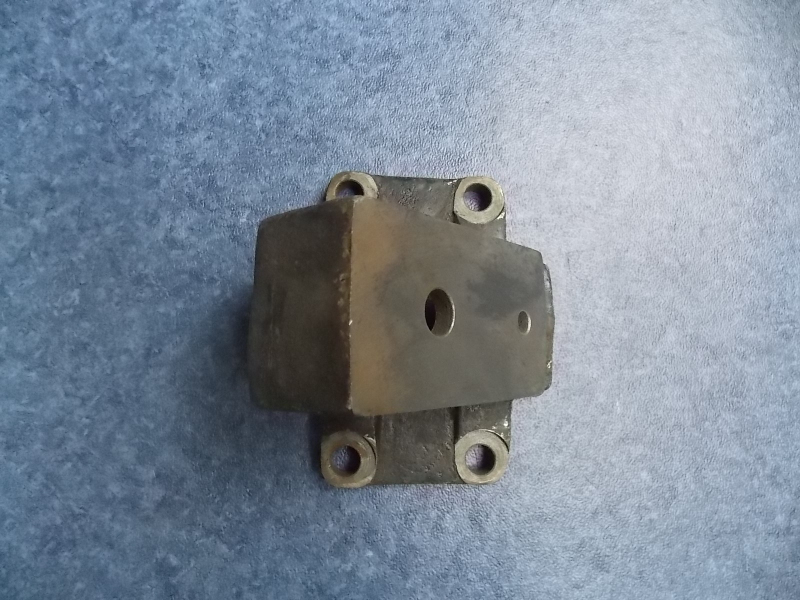 Кронштейн передней подвески верхний правый