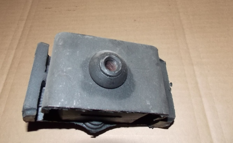 Подушка передней подвески двигателя в сборе