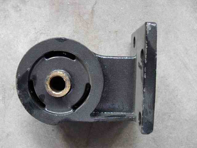 Кронштейн передней подвески верхний правый-1