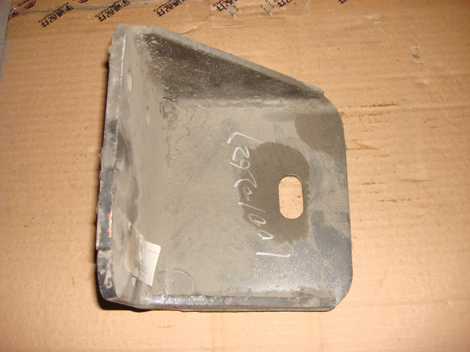 The upper right bracket is suspended in the rear of the engine-2
