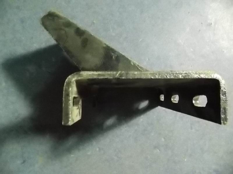 D Правый кронштейн на передней части двигателя (процесс 20 )