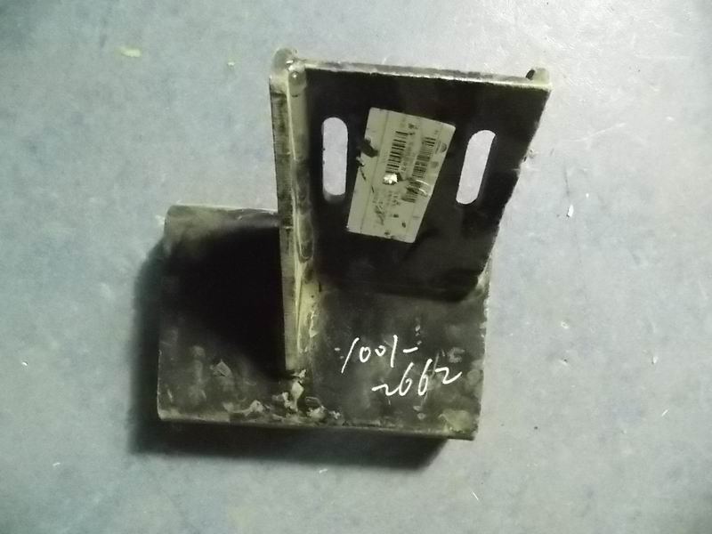 D Правый кронштейн на передней части двигателя (процесс 20 )-1