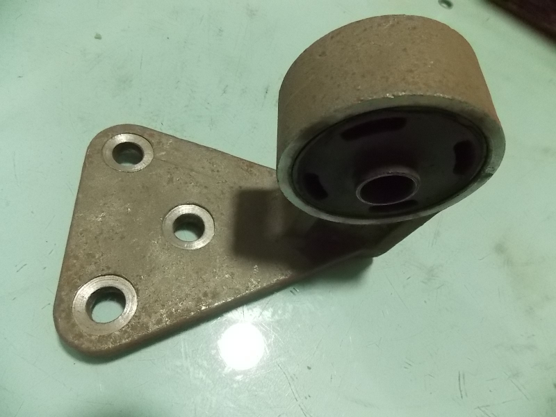 Задняя подвеска двигателя-правая