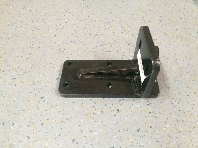 Правый кронштейн задней подвески