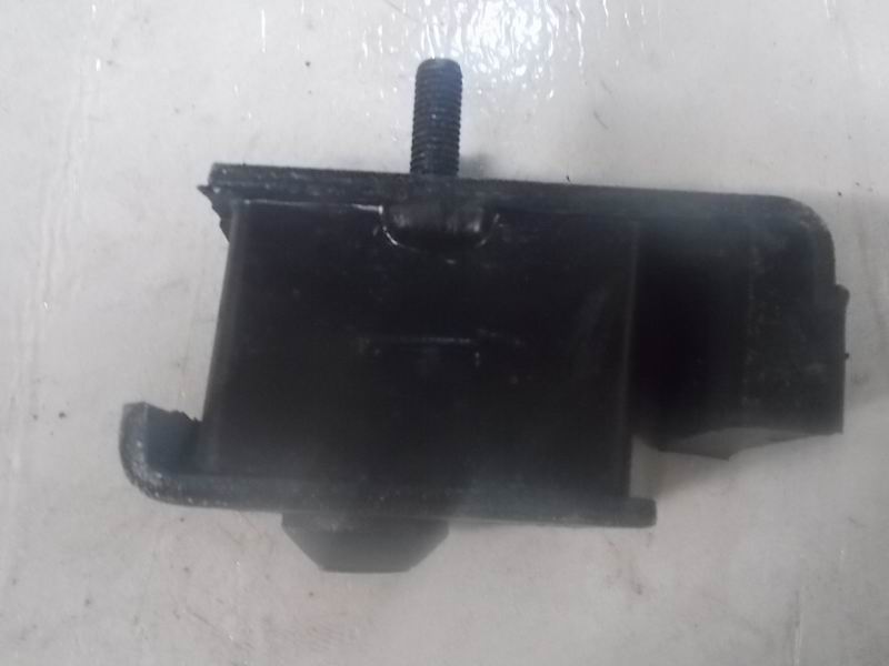 Front suspension pad assembly of engine