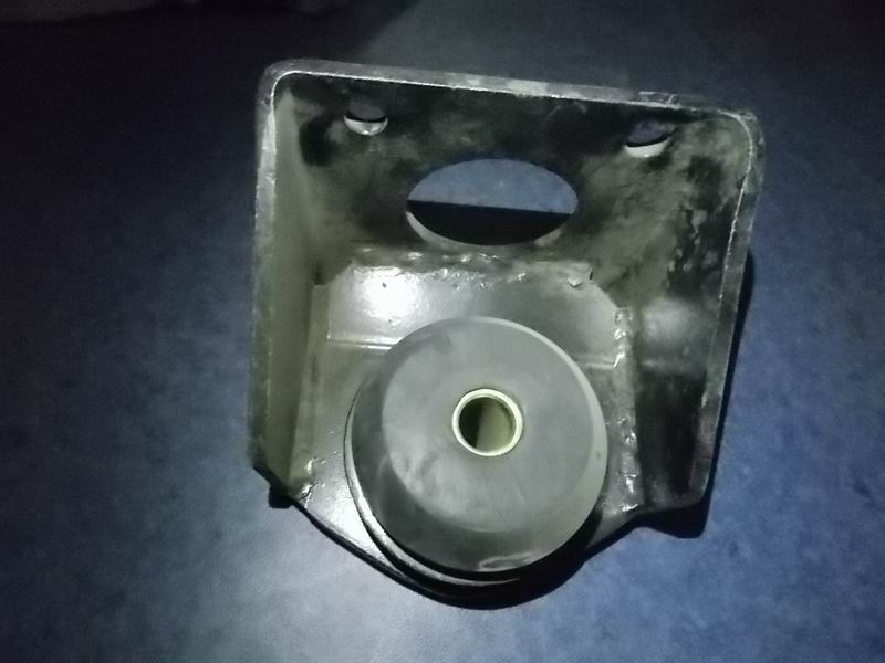 Right-hand pad of rear engine