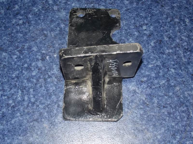 Кронштейн задней подвески верхний правый-1