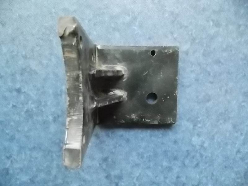 The rear suspension bracket of the engine