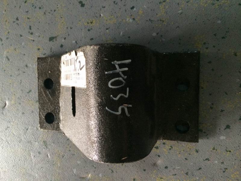 Front left bracket assembly of engine