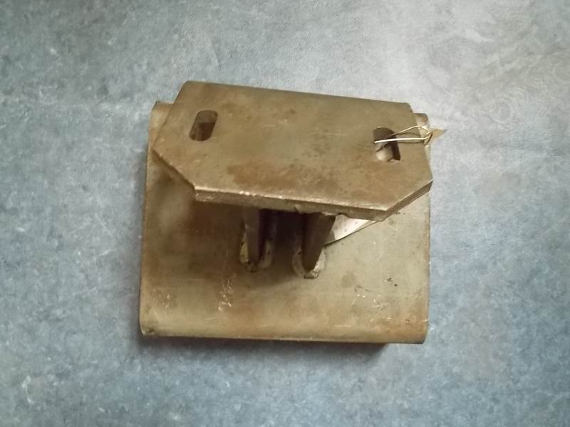 Front suspension lower bracket