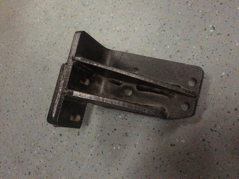 Верхний правый кронштейн подвешен в задней части двигателя.