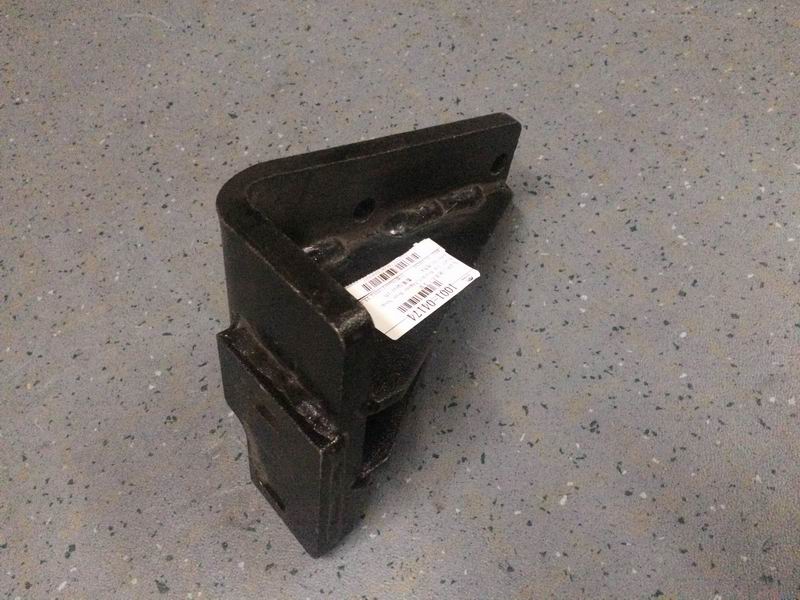 Верхний правый кронштейн подвешен в задней части двигателя.-2