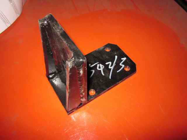 The upper left bracket is suspended behind the engine (electrophoresis)