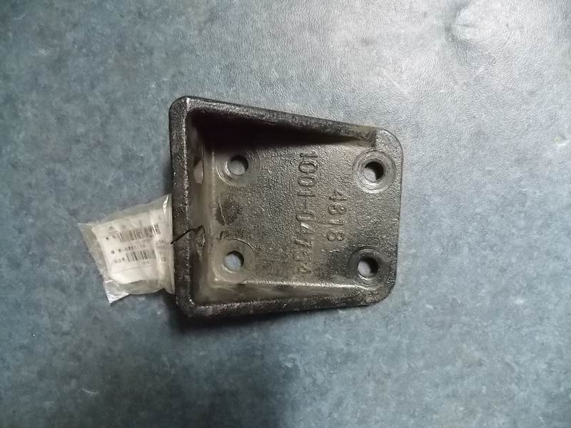 Rear suspension upper right bracket-1