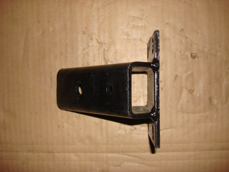 ЮК 4D передний правый кронштейн-3