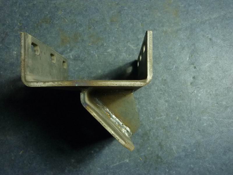 Нижний левый кронштейн передней подвески (процесс 20 )-1