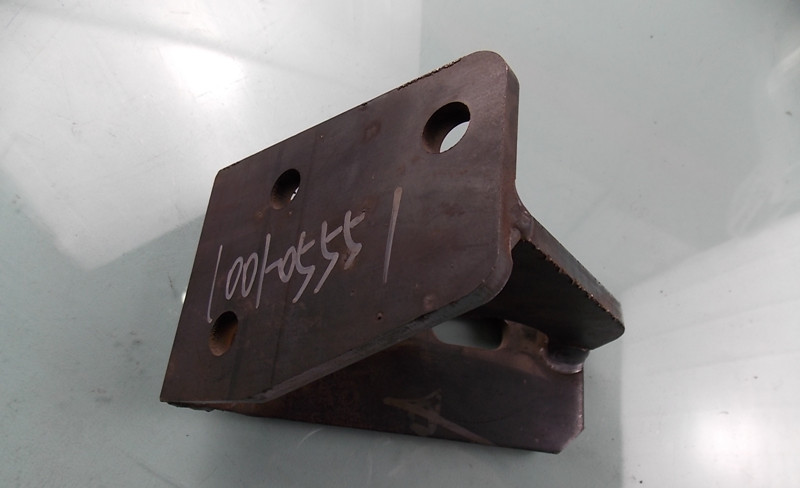 Front upper left bracket on engine suspension