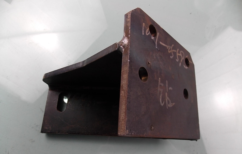 Нижний левый кронштейн передней подвески (процесс 20 )